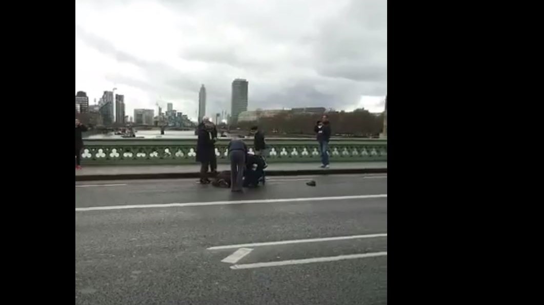 Βίντεο σοκ από την επίθεση στο Λονδίνο – ΒΙΝΤΕΟ – ΤΩΡΑ