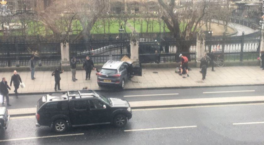 LIVE εικόνα έξω από το Βρετανικό Κοινοβούλιο μετά την επίθεση
