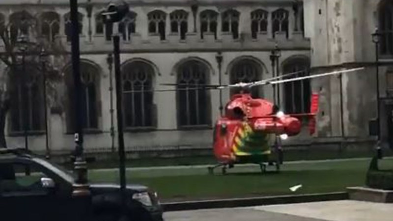 ΒΙΝΤΕΟ – Το ελικόπτερο που παραλαμβάνει τραυματίες από το βρετανικό κοινοβούλιο