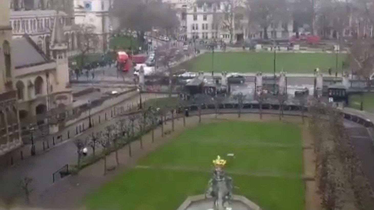 BINTEO-H στιγμή που οι αστυνομικοί πυροβολούν τον ένα από τους δράστες της επίθεσης και τον σκοτώνουν