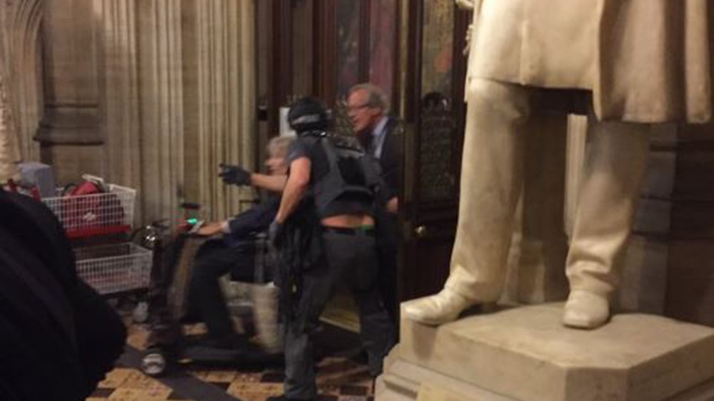 ΦΩΤΟ μέσα από το βρετανικό κοινοβούλιο μετά την επίθεση