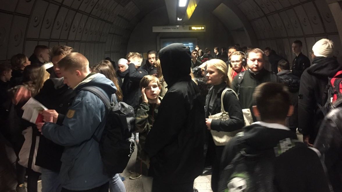 Εγκλωβισμένοι στο Μετρό του Λονδίνου εκατοντάδες πολίτες – ΦΩΤΟ