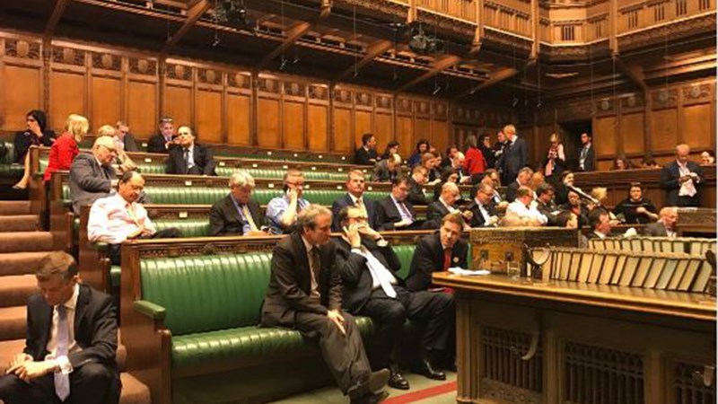 Εικόνες μέσα από το κοινοβούλιο την ώρα της επίθεσης – ΤΩΡΑ