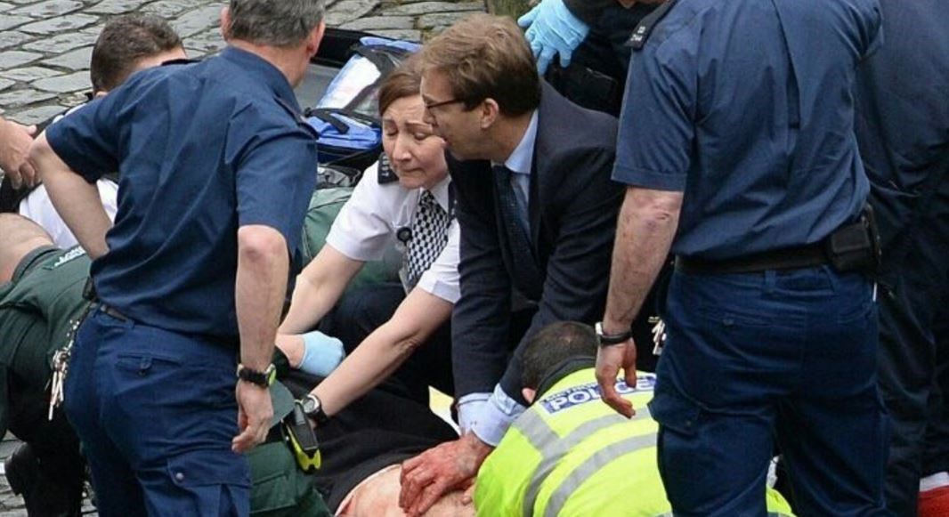 Ο Βρετανός βουλευτής που βγήκε έξω για να βοηθήσει τους τραυματίες  – ΦΩΤΟ