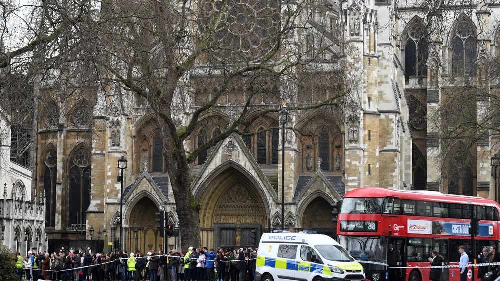 Συναγερμός στο Λονδίνο: «Αποφύγετε αυτές τις περιοχές» προειδοποιεί η Μητροπολιτική Αστυνομία – ΒΙΝΤΕΟ ΚΑΙ ΦΩΤΟ