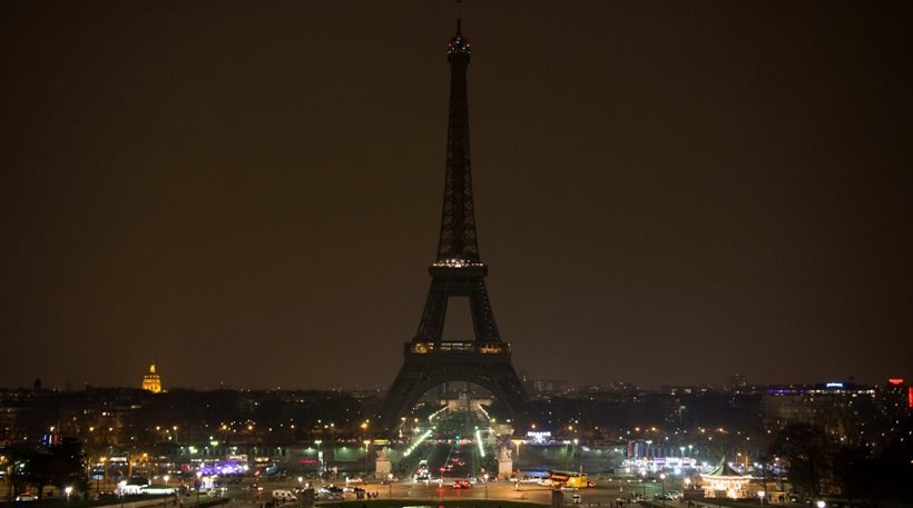 Ο πύργος του Άιφελ έσβησε τα φώτα στη μνήμη των θυμάτων του Λονδίνου