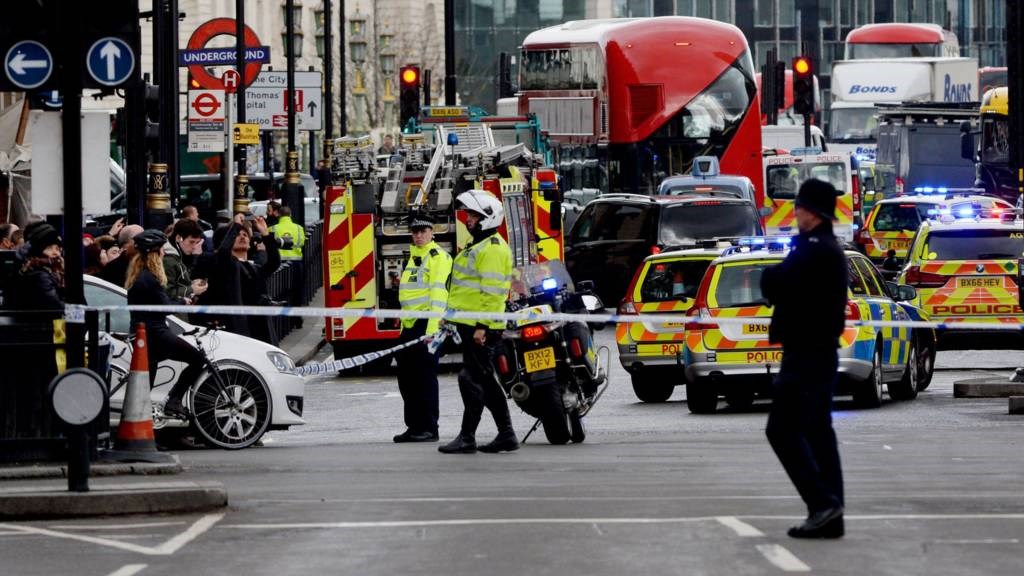 ΒΙΝΤΕΟ ΣΟΚ – Η στιγμή του μακελειού στο Λονδίνο – Γυναίκα πηδάει στον Τάμεση για να σωθεί