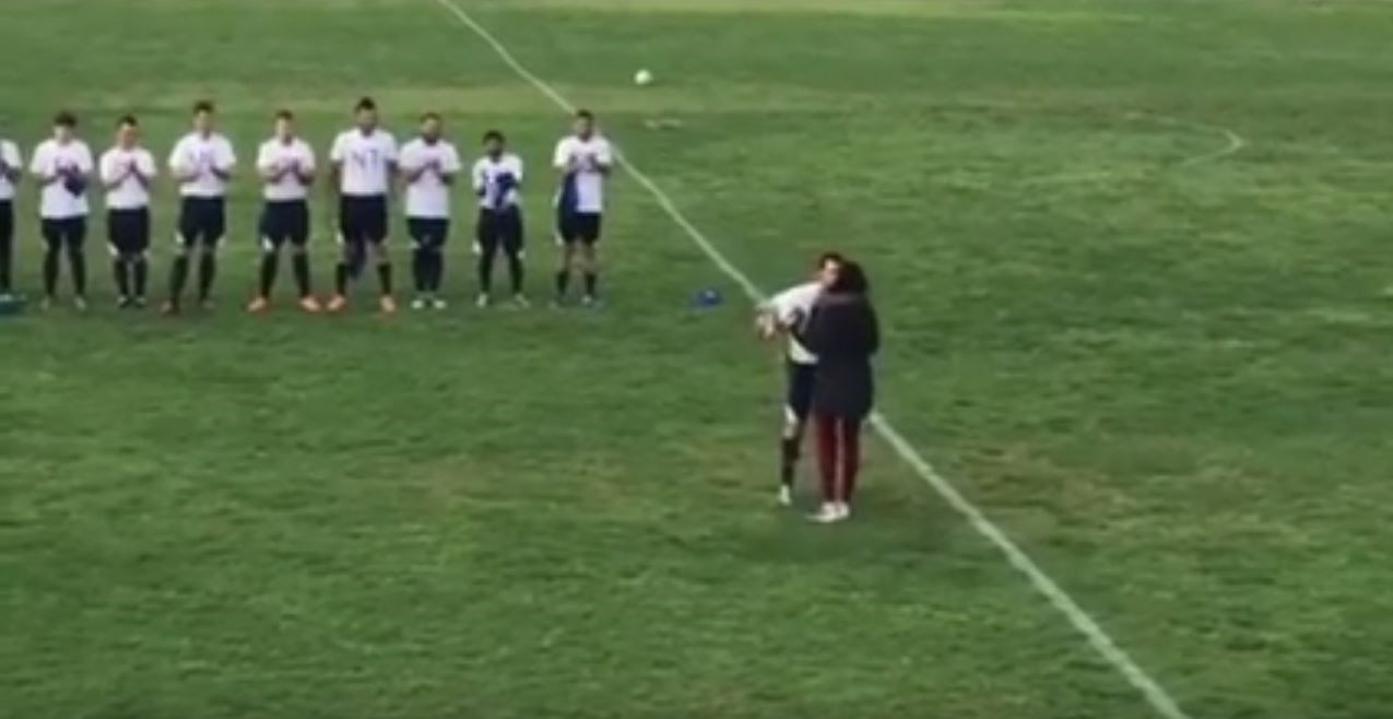 Το ντέρμπι έβγαλε.. γαμπρό – Της έκανε πρόταση γάμου μέσα στο γήπεδο – ΒΙΝΤΕΟ