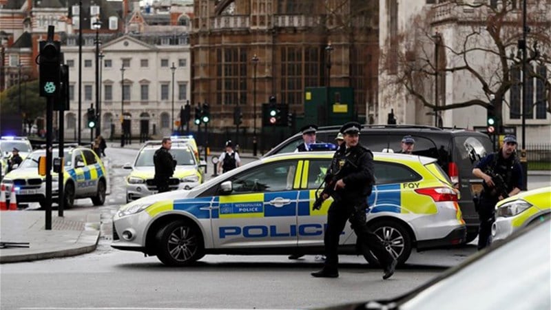 Οκτώ οι συλλήψεις υπόπτων στη χθεσινή επιδρομή της βρετανικής αστυνομίας