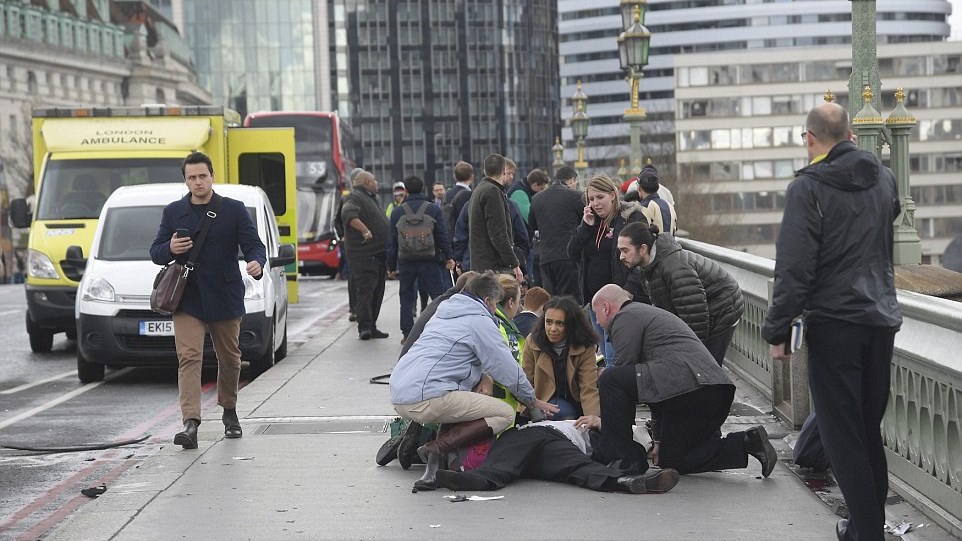 Δύο Έλληνες ανάμεσα στους τραυματίες της αιματηρής επίθεσης στο Λονδίνο – Οι νεκροί και οι τραυματίες