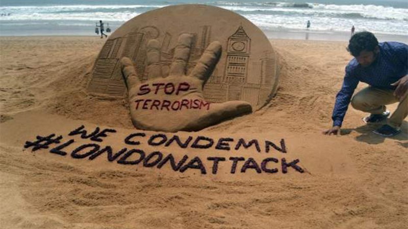 Το συγκινητικό γλυπτό στην άμμο για την τρομοκρατική επίθεση στο Λονδίνο – ΦΩΤΟ