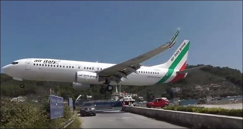 Η προσγείωση που κόβει την ανάσα στην Σκιάθο έγινε ξανά viral – ΒΙΝΤΕΟ