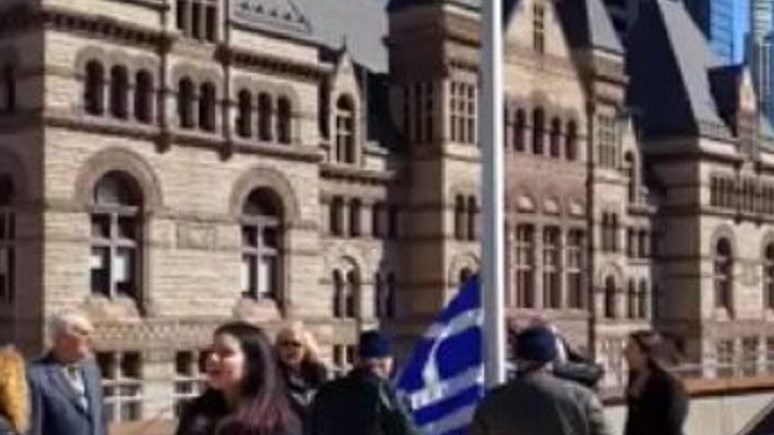 Συγκινεί ο εθνικός ύμνος από τους Έλληνες ομογενείς στο Τορόντο για την 25η Μαρτίου – ΒΙΝΤΕΟ
