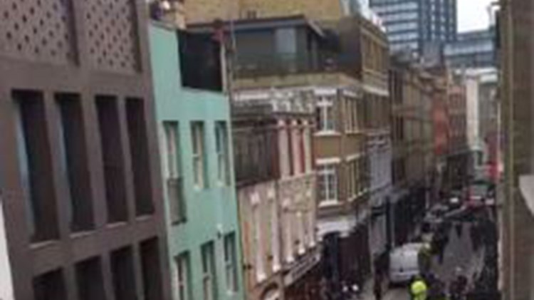 ΒΙΝΤΕΟ από το σημείο που εντοπίστηκε το ύποπτο δέμα στο Λονδίνο – ΤΩΡΑ