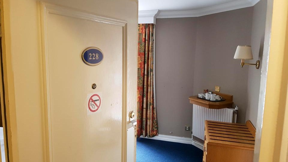 Αυτό είναι το δωμάτιο που έμενε ο μακελάρης του Λονδίνου – Τι είπε πριν φύγει από το ξενοδοχείο – ΦΩΤΟ