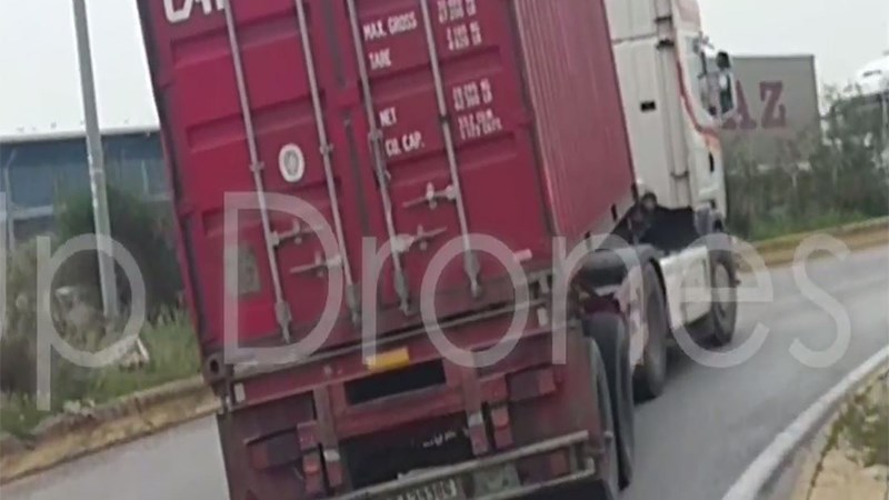 Νταλίκα σκορπάει τον τρόμο σε ελληνικό δρόμο – ΒΙΝΤΕΟ