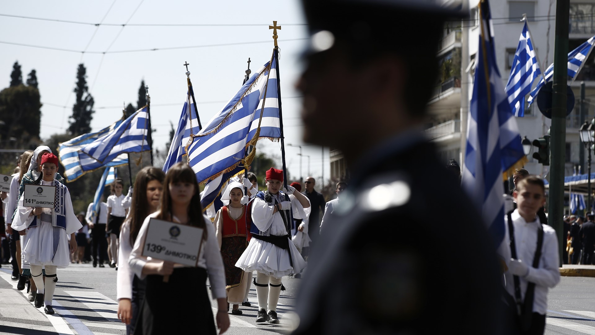 Η σημαιοφόρος που ξεχώρισε στη μαθητική παρέλαση – ΦΩΤΟ