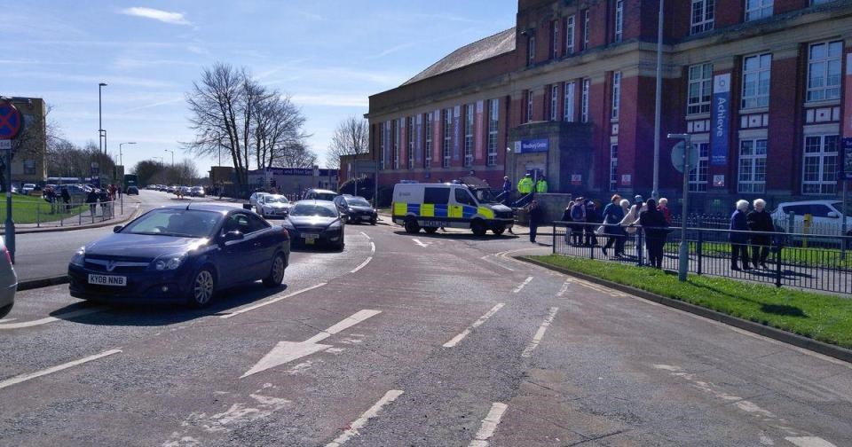 Μαρτυρίες για ένοπλο άνδρα εντός του κολεγίου στη Βρετανία – ΤΩΡΑ