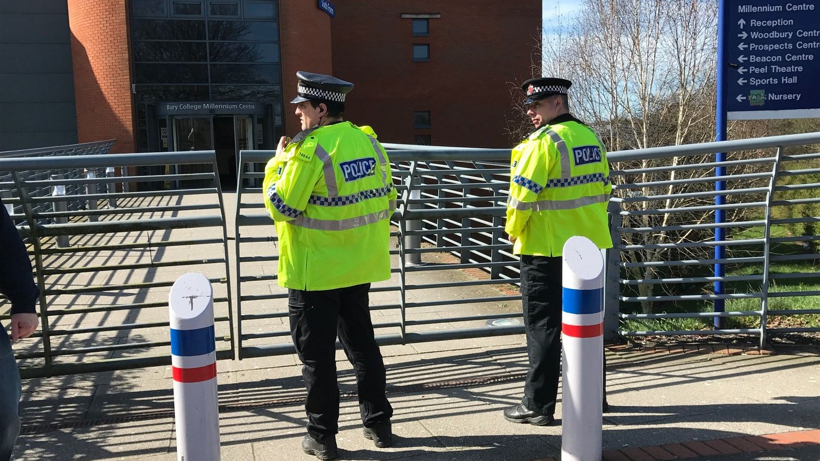 Οι πρώτες εικόνες από την εκκένωση του κολεγίου στο Μπέρι – ΒΙΝΤΕΟ – ΤΩΡΑ