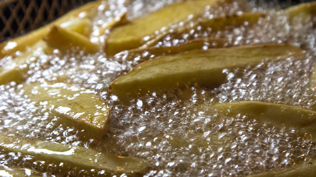 Το μυστικό της μαμάς για να μην πετάγεται πάνω σας το λάδι του τηγανίσματος