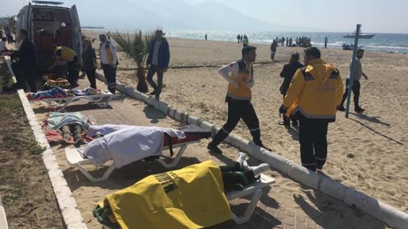 Συγκλονιστικές εικόνες από το ναυάγιο με τους νεκρούς πρόσφυγες ανοιχτά του Κουσάντασι – ΒΙΝΤΕΟ – ΦΩΤΟ