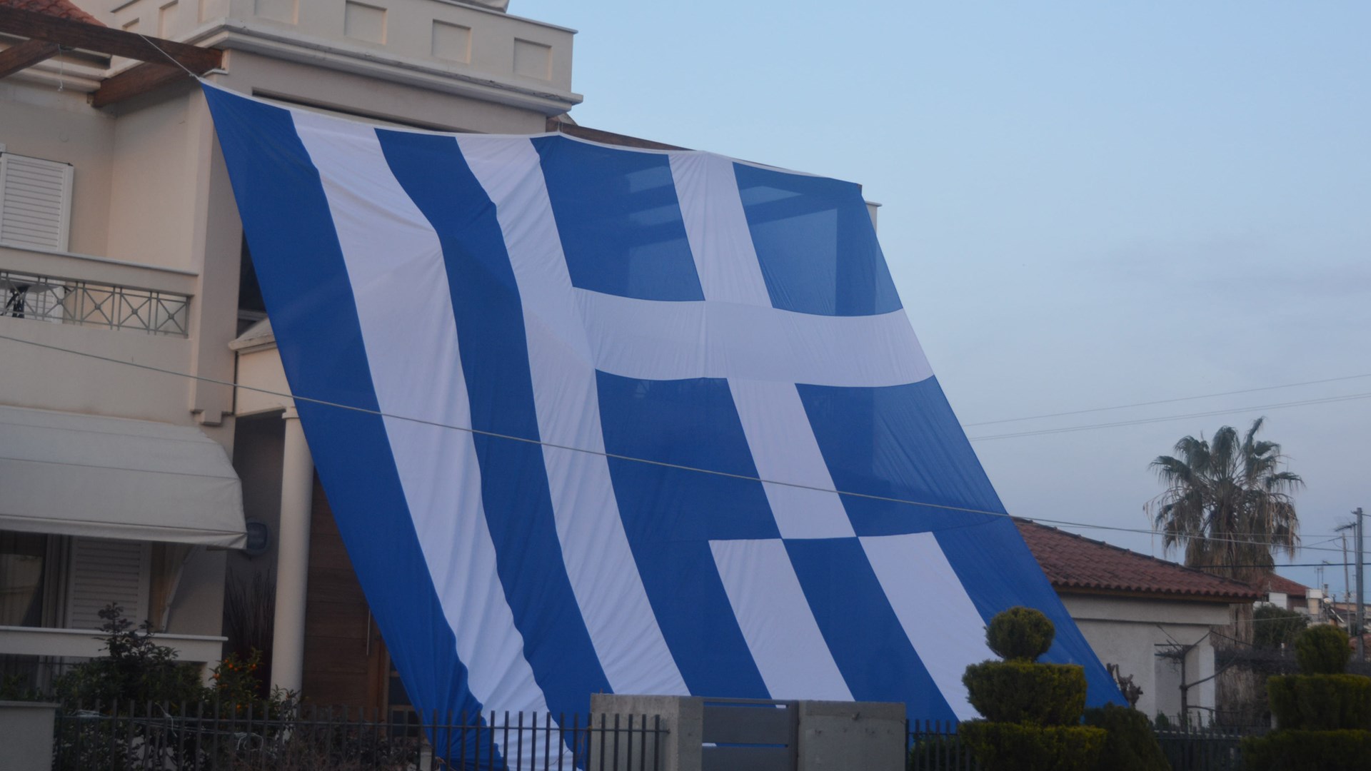 Κάλυψε το σπίτι του με την ελληνική σημαία – ΦΩΤΟ