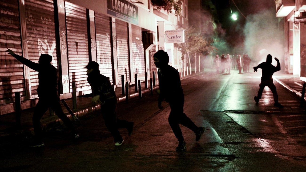 Επιθέσεις σε διμοιρίες των ΜΑΤ στο κέντρο της Αθήνας