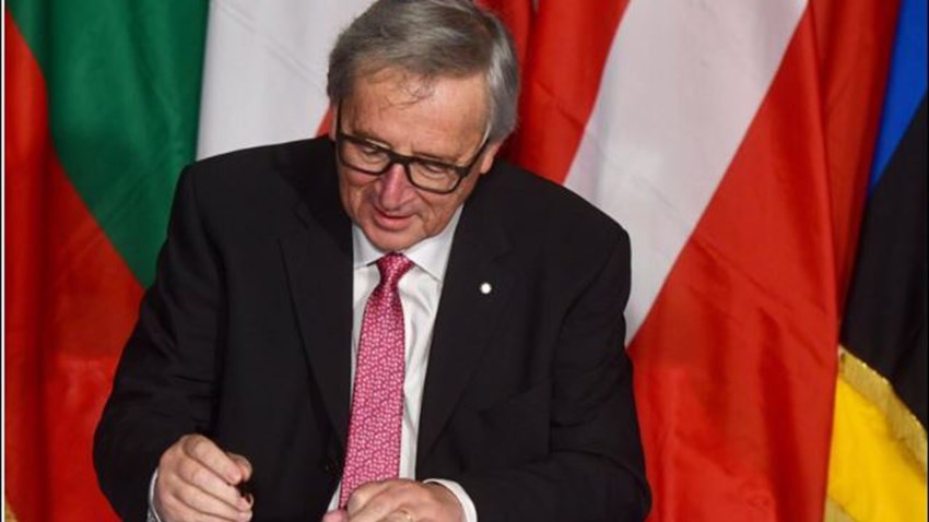 Το “ατύχημα” του Γιούνκερ όταν υπέγραφε τη Διακήρυξη της Ρώμης – ΦΩΤΟ