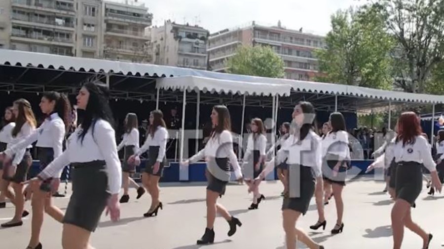 Μαθήτρια έκανε παρέλαση… ξυπόλυτη – ΒΙΝΤΕΟ