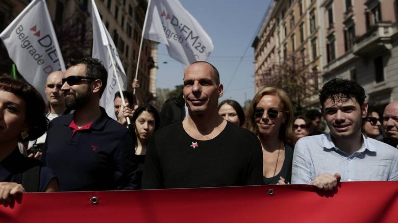 Ο Βαρουφάκης σε διαδήλωση στη Ρώμη – ΦΩΤΟ