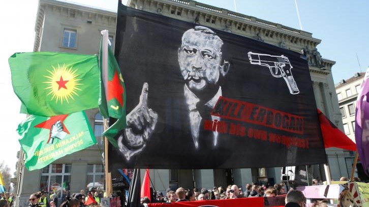 Οργισμένη η Άγκυρα για το πανό κατά του Ερντογάν σε διαδήλωση στη Βέρνη – ΦΩΤΟ