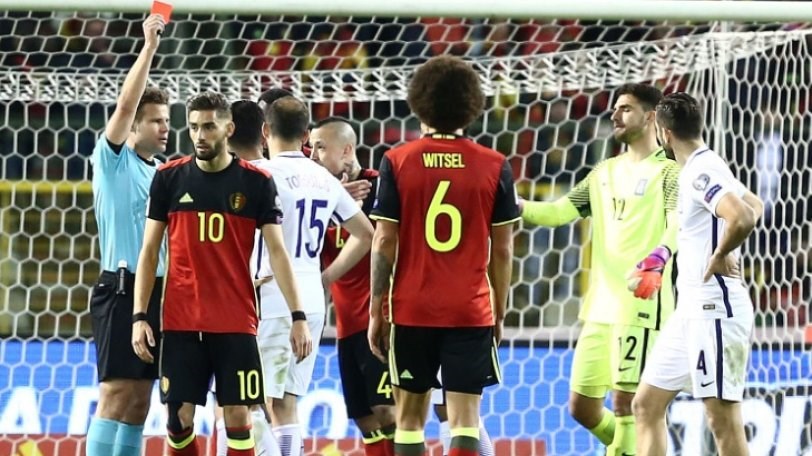 Επικό αυτοτρολάρισμα  του Τζαβέλλα με μπακαλιάρο και σκορδαλιά για την κόκκινη κάρτα με το Βέλγιο