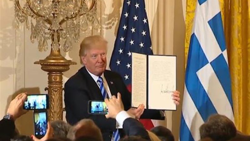 Θολό το τοπίο στο περιβάλλον του Τραμπ, μέχρι να γίνει το «I love Greeks» πράξη