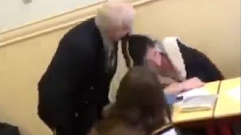 Καθηγητής δάγκωσε την κοτσίδα μαθήτριας για να την ξυπνήσει – BINTEO