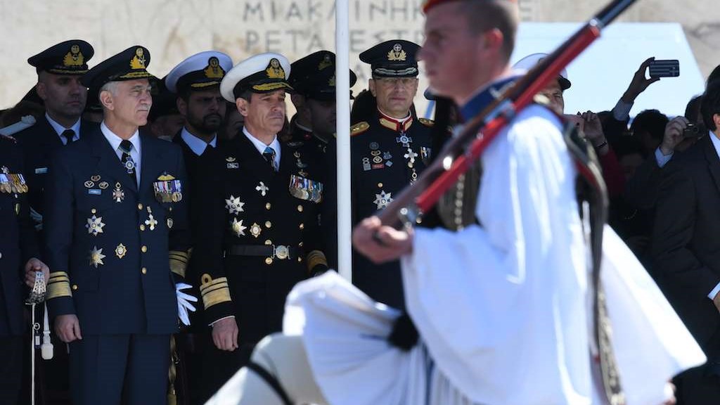 Ο συγκινημένος Ναύαρχος της παρέλασης – ΦΩΤΟ