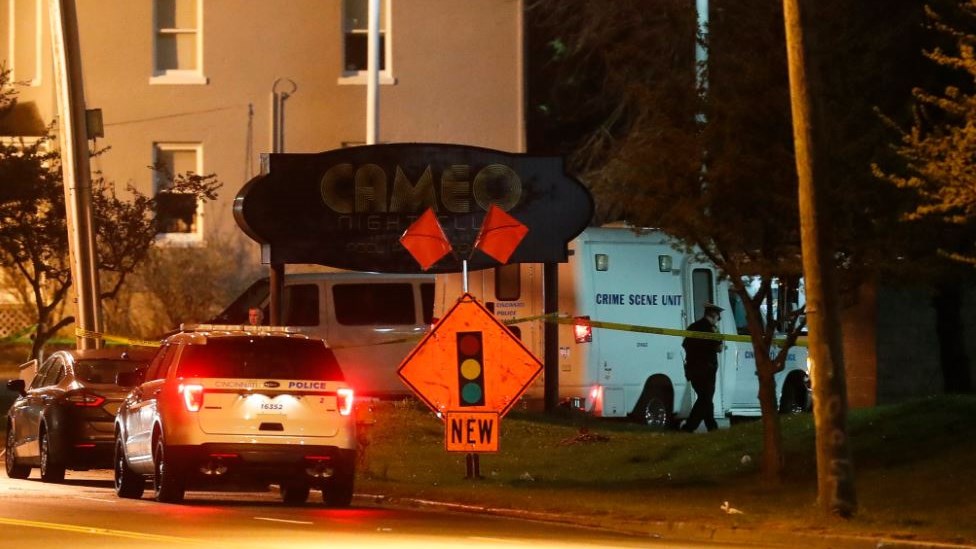 Ανθρωποκυνηγητό για τον εντοπισμό των δραστών της επίθεσης σε κλαμπ στο Οχάιο