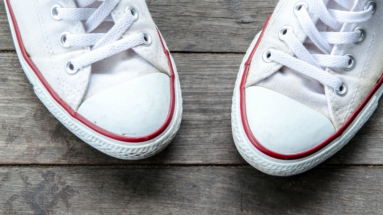 Πώς να διώξετε τις κιτρινίλες από τα παπούτσια σας