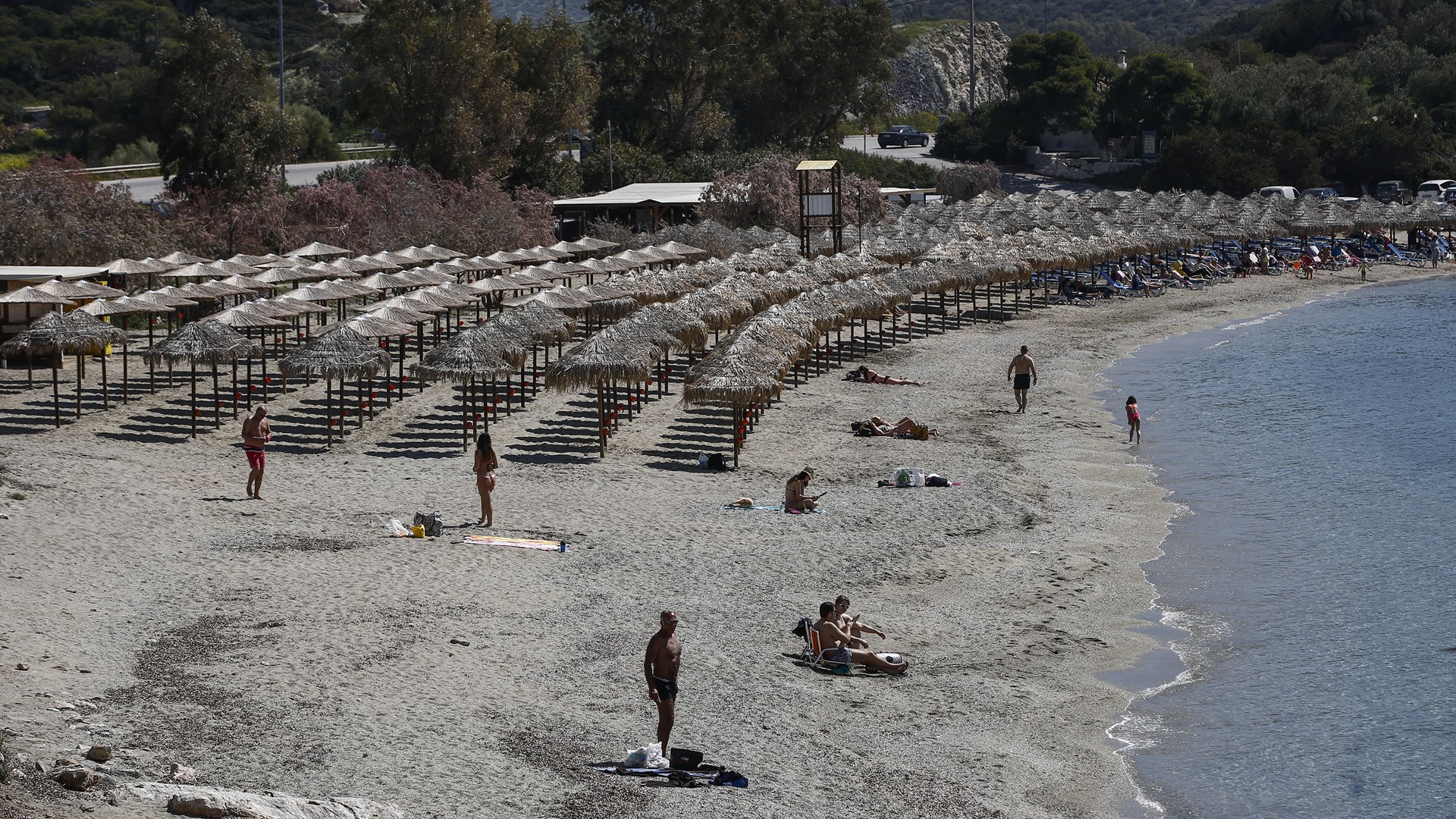 Άρχισαν τα πρώτα μπάνια στην Αττική – ΦΩΤΟ