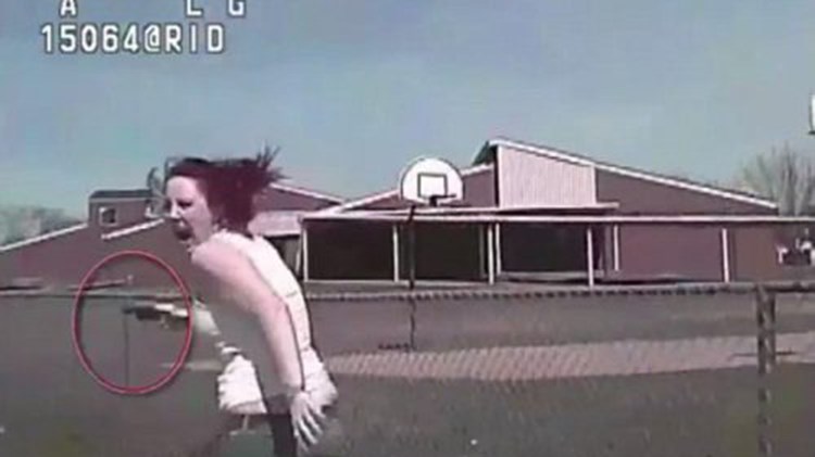 Σοκάρει το ΒΙΝΤΕΟ με τη γυναίκα που πυροβολεί αστυνομικούς και παρασύρεται από περιπολικό