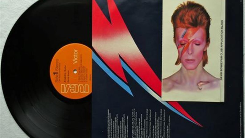 Κυκλοφορούν ξανά σε βινύλιο σπάνια κομμάτια των Prince και David Bowie
