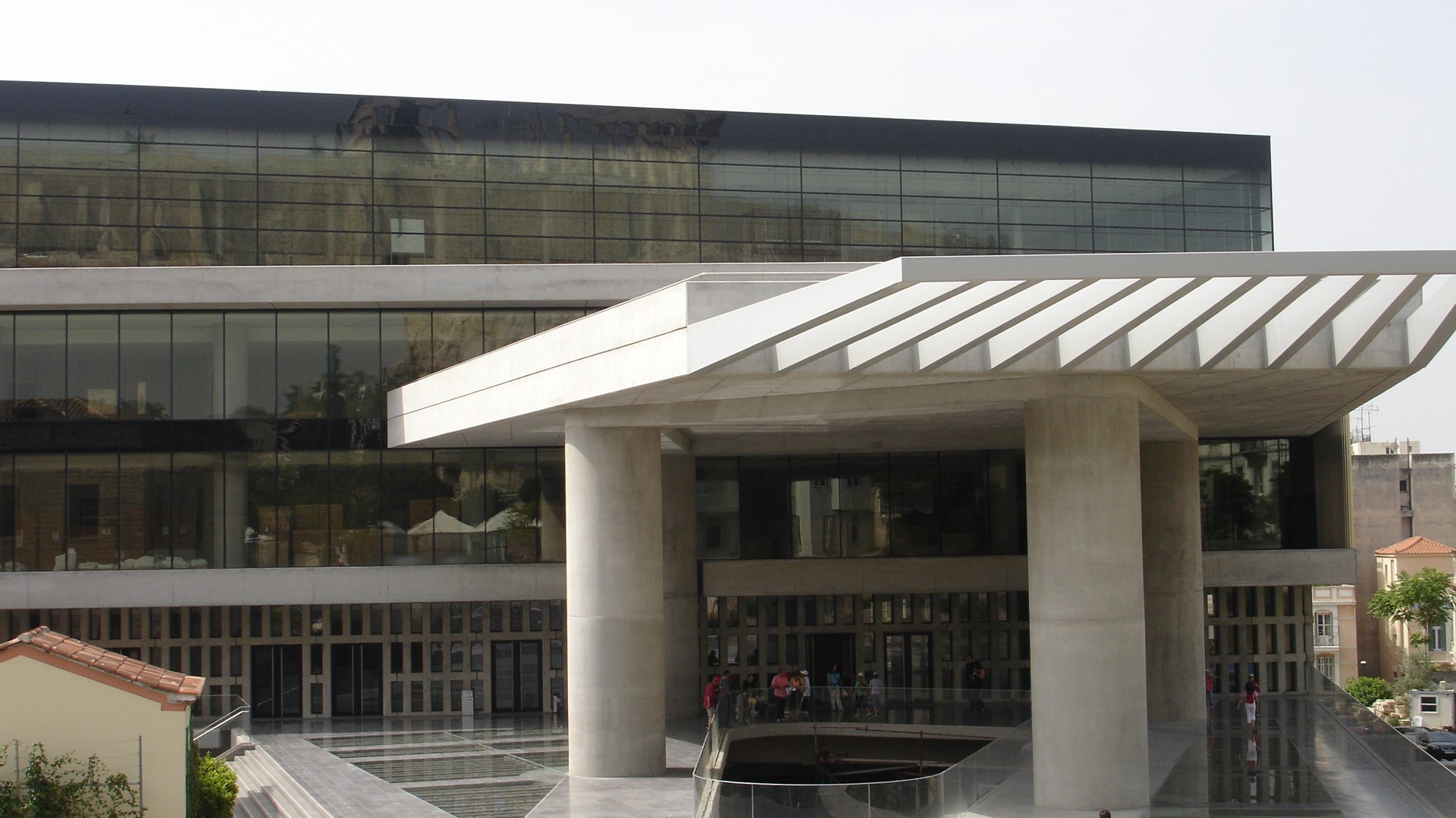 Το εντυπωσιακό γλυπτό στην είσοδο του Μουσείου της Ακρόπολης – ΦΩΤΟ