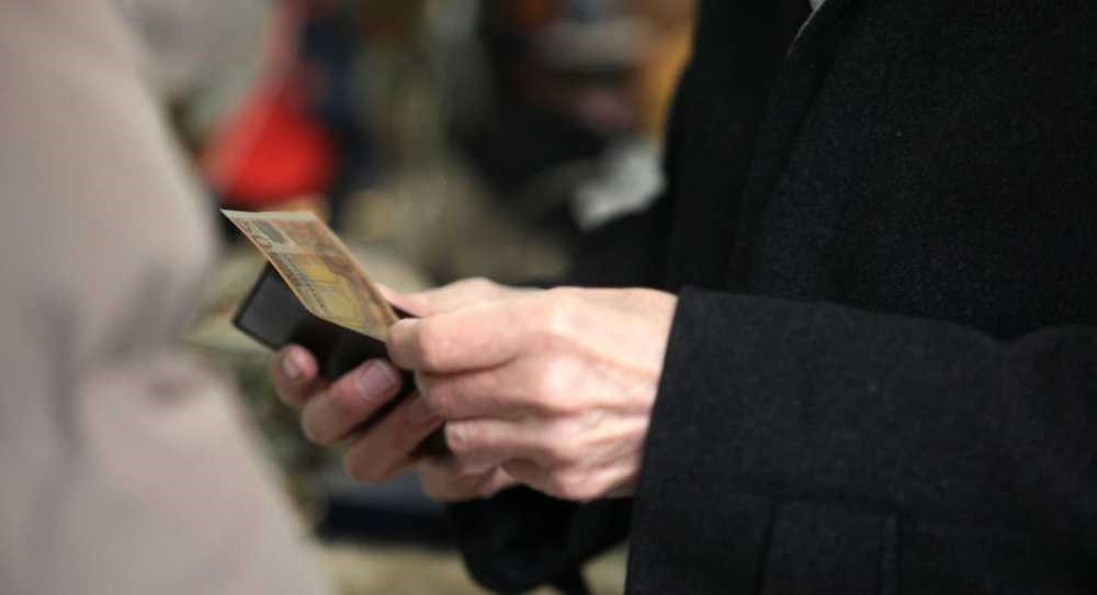 Πέταξε 1.500 ευρώ από το μπαλκόνι – Δείτε γιατί