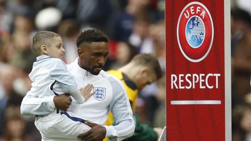 Ρίγη συγκίνησης για τον 5χρονο καρκινοπαθή που συνόδεψε την εθνική ομάδα της Αγγλίας στο Γουέμπλει – ΒΙΝΤΕΟ