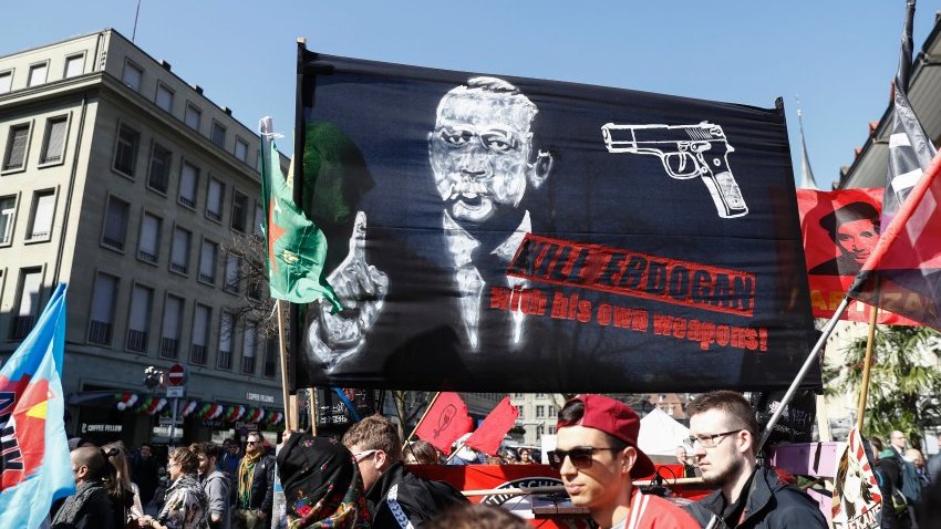 Διπλωματικός πόλεμος Ελβετίας – Τουρκίας για το πανό που έγραφε «Σκοτώστε τον Ερντογάν» – ΦΩΤΟ