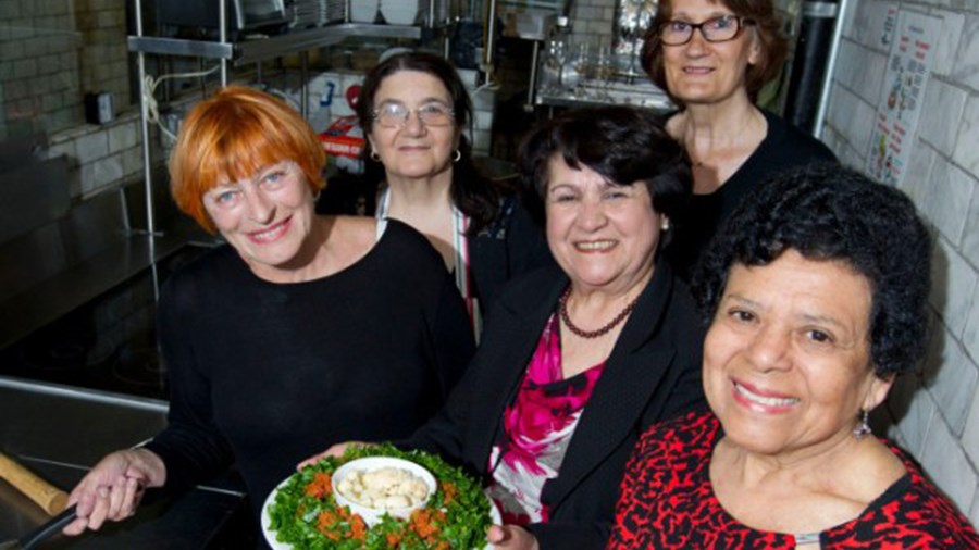 Μια Ελληνίδα γιαγιά σεφ σε εστιατόριο της Νέας Υόρκης – ΒΙΝΤΕΟ – ΦΩΤΟ