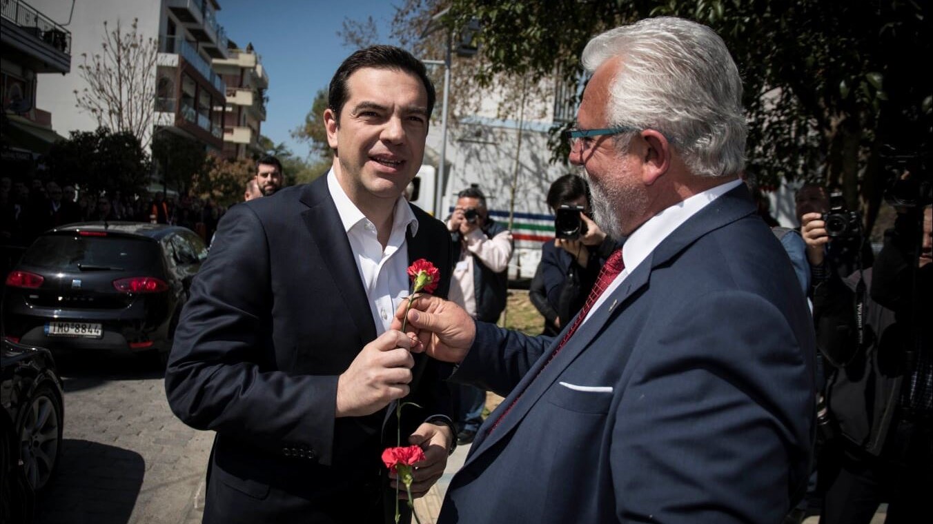 Με κόκκινο γαρύφαλλο ο Τσίπρας στα εγκαίνια έκθεσης «Νίκος Μπελογιάννης» – ΦΩΤΟ