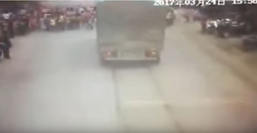Βίντεο-Σοκ: Ασυνείδητος οδηγός φορτηγού παρασύρει μαθητές