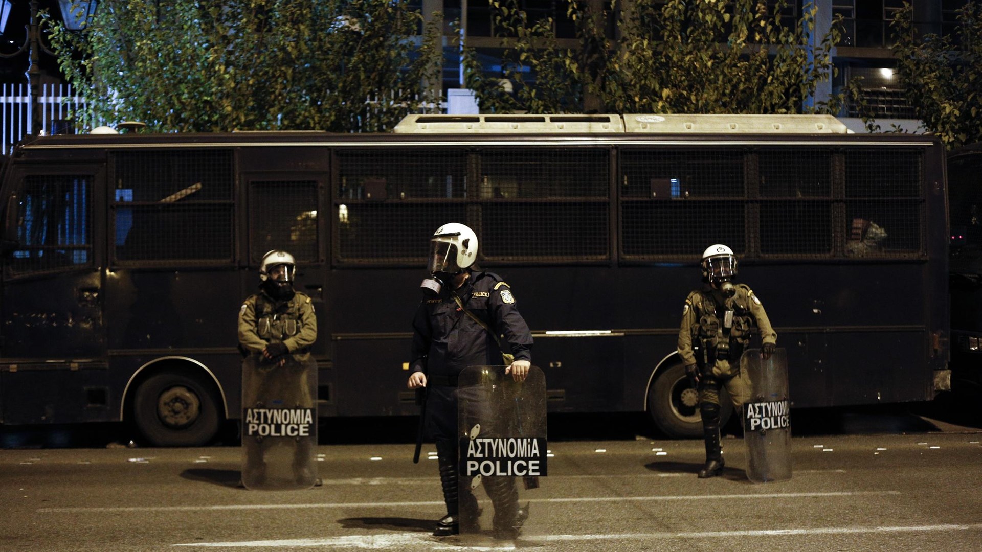 Επίθεση με πέτρες κατά αστυνομικών στη Χαριλάου Τρικούπη