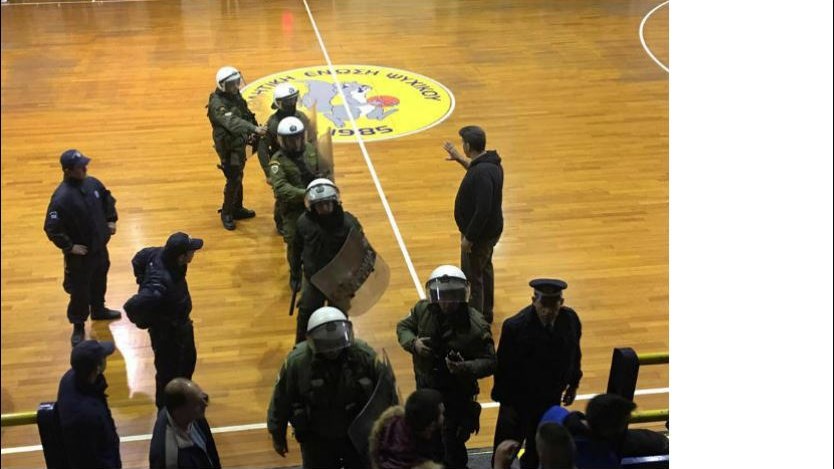 Σοβαρά επεισόδια σε αγώνα μπάσκετ – Στο νοσοκομείο ένας αστυνομικός – ΦΩΤΟ