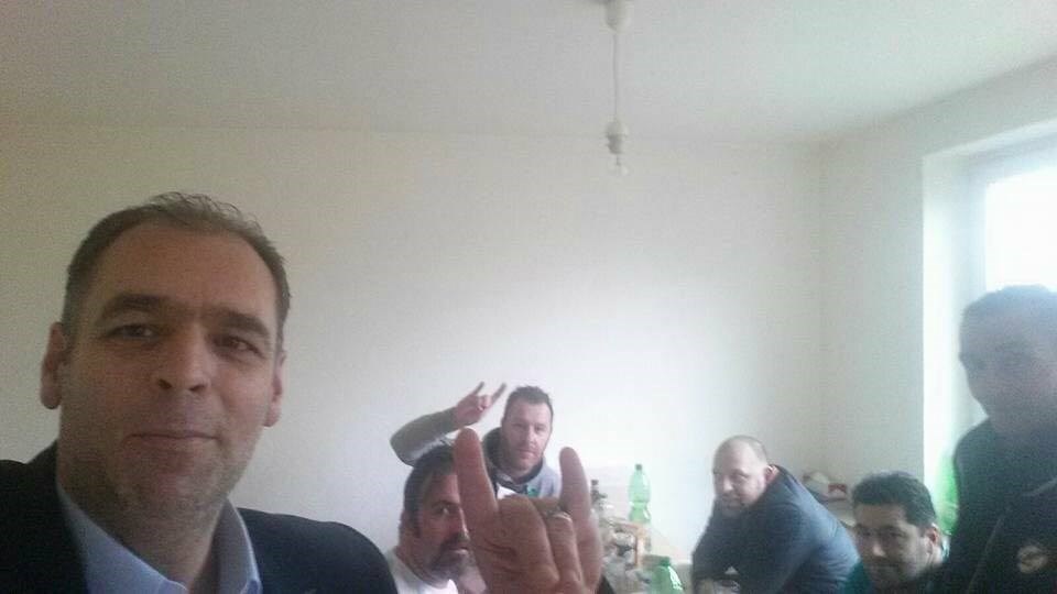 Σάλος με στέλεχος του ΠΑΣΟΚ που κάνει το σήμα των Γκρίζων Λύκων –  Παραπέμπεται με το ερώτημα της διαγραφής